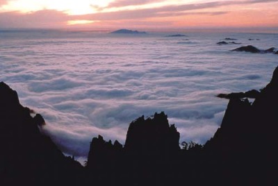 云海 黄山四季都有壮观的云海,每当云海出现时,山峰时隐时现